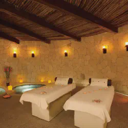 /img/763-couple-honeymoon.webp