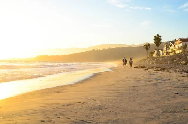 /img/789-california-honeymoon-spots-couple.webp