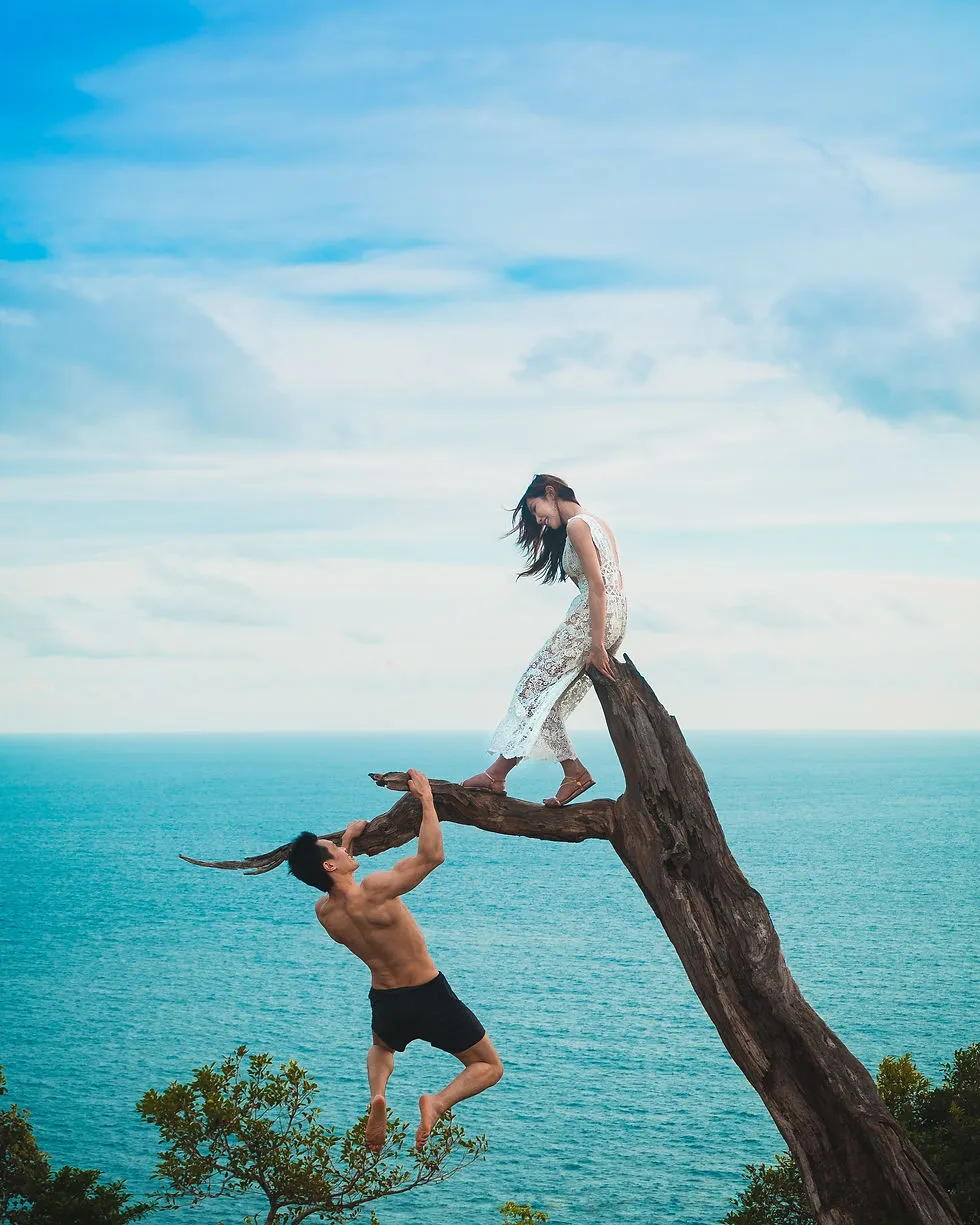 /img/840-couple-celebrating-honeymoon.webp