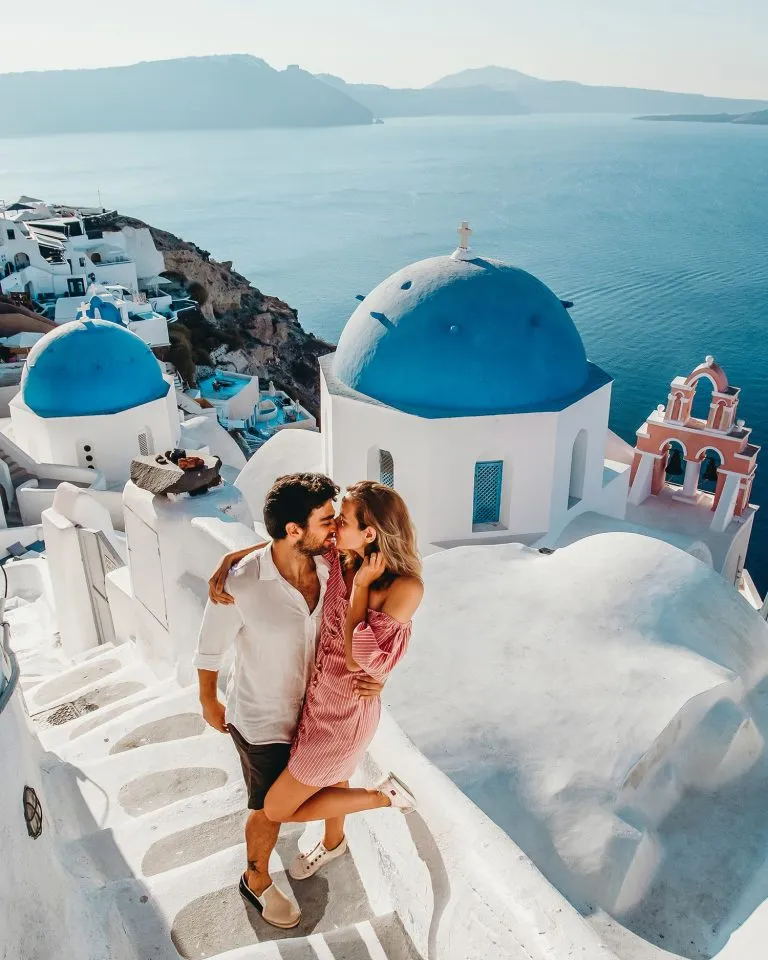 /img/895-santorini-couple-relaxing.webp