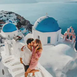 /img/895-santorini-couple-relaxing.webp