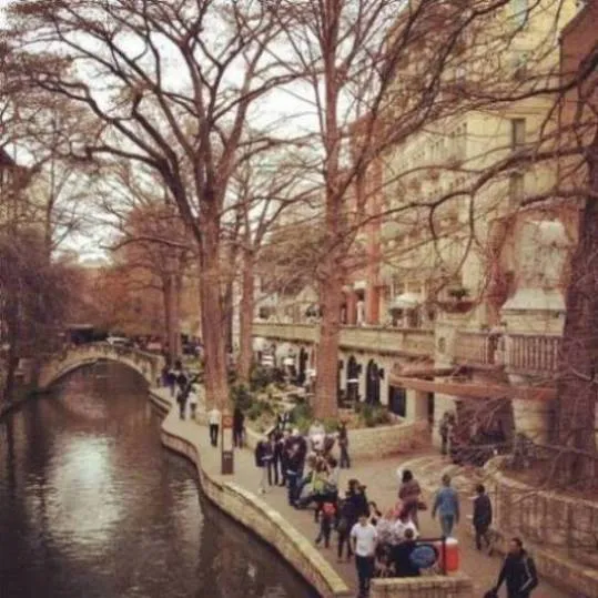 /img/969-san-antonio-couple.webp